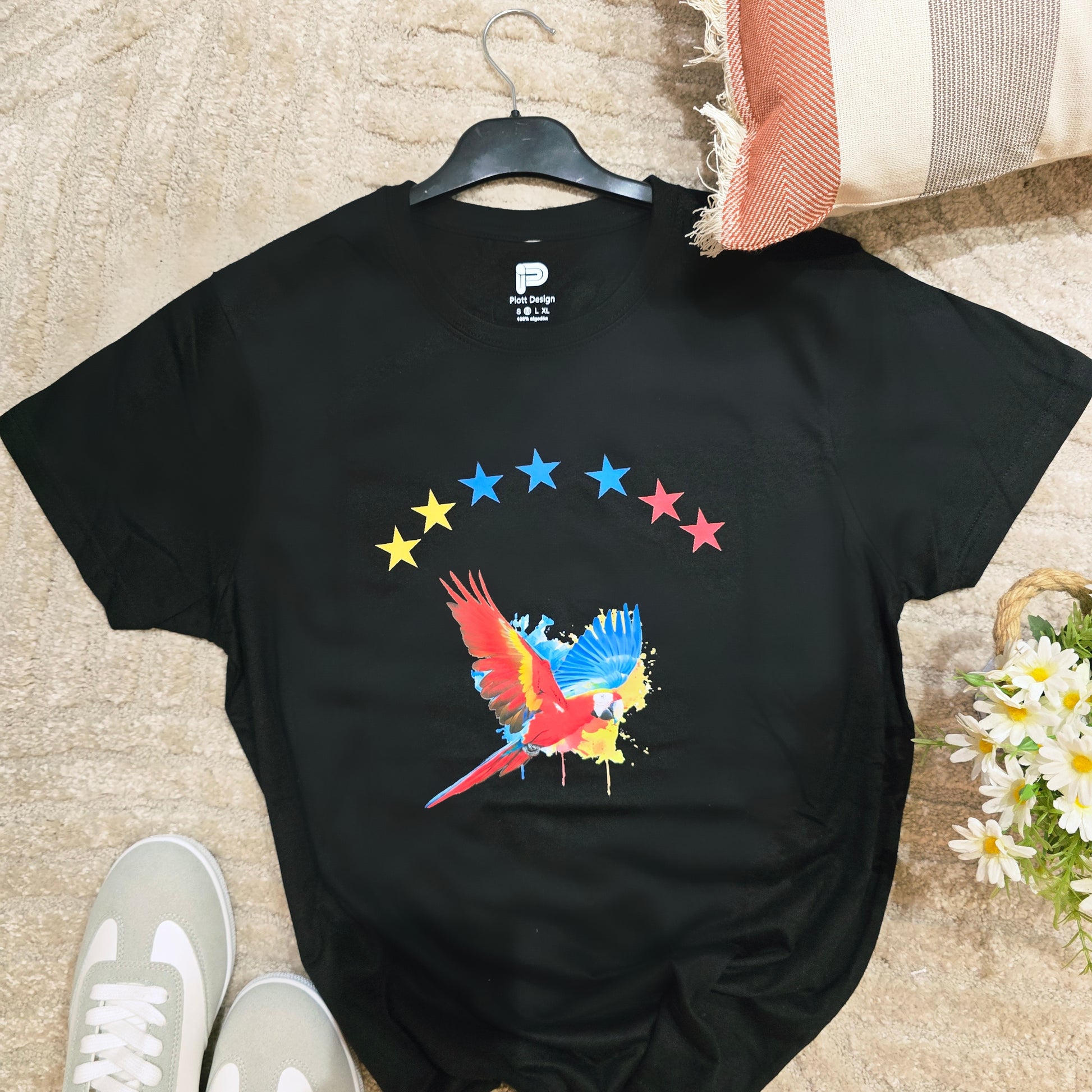 Camiseta Negra Estrellas Guacamaya
