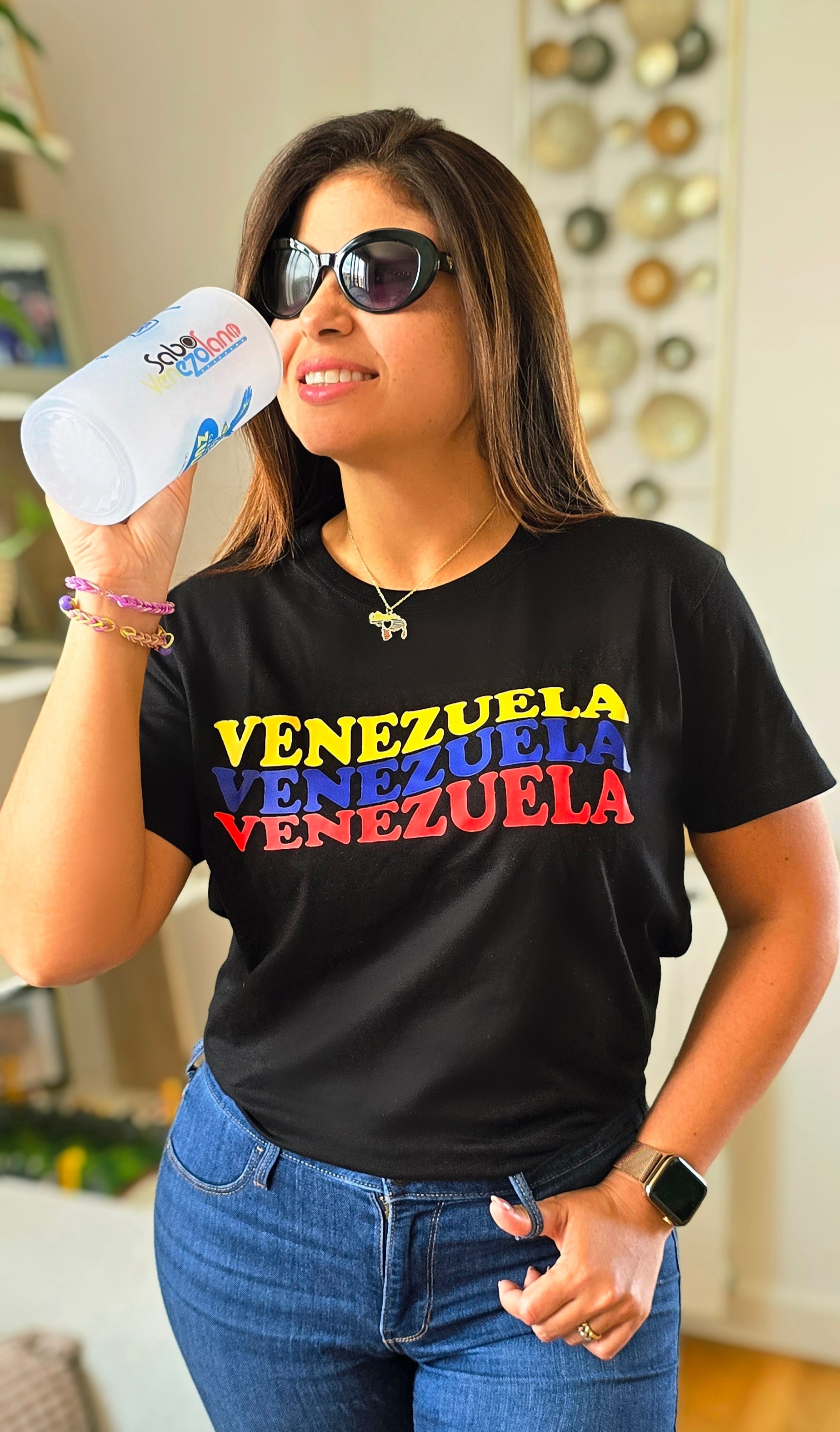 Camiseta Negra Letras de Venezuela, amarillo, azul y rojo