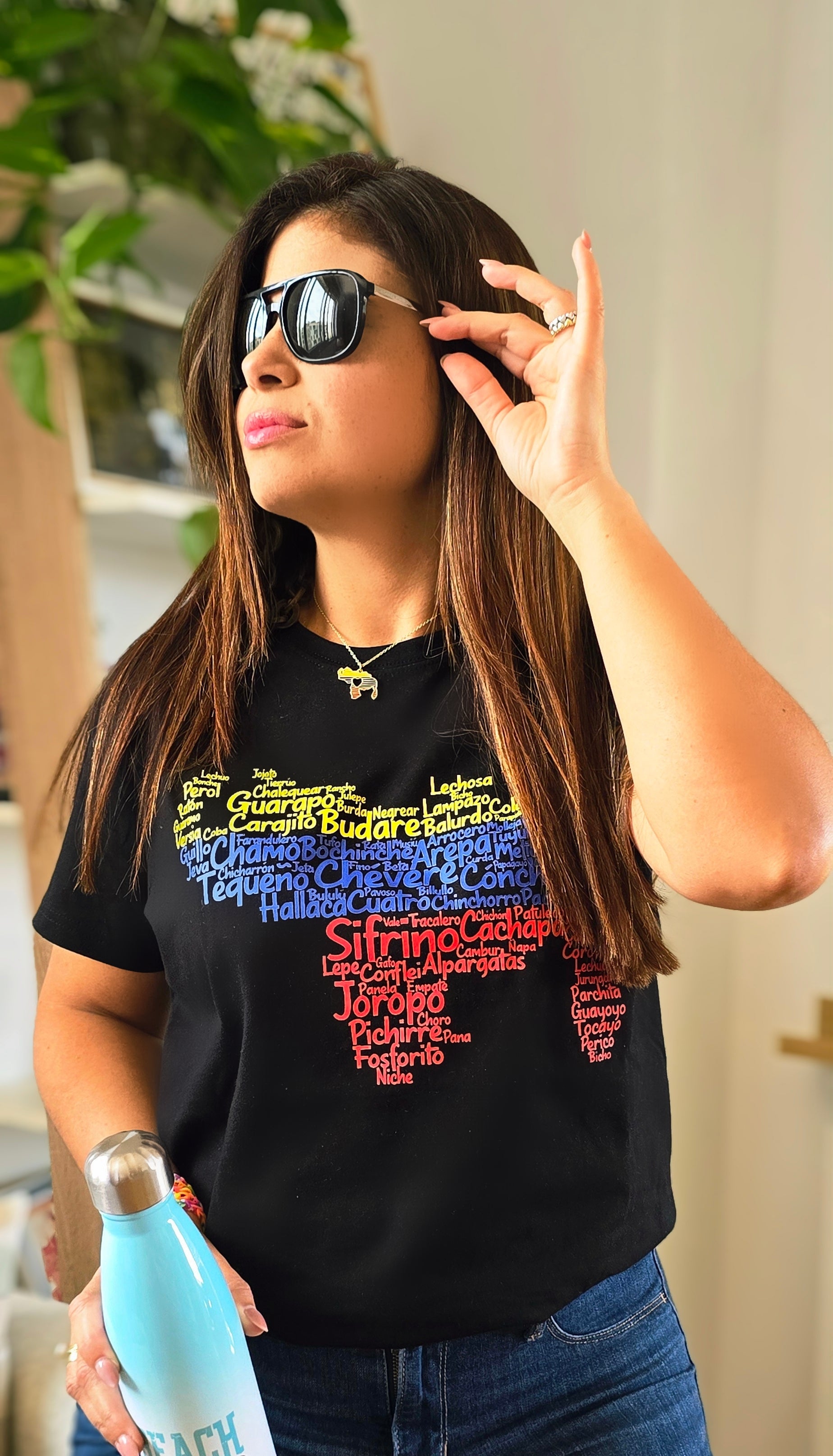Camiseta Negra Mapa Venezuela, palabras en amarillo, azul y rojo