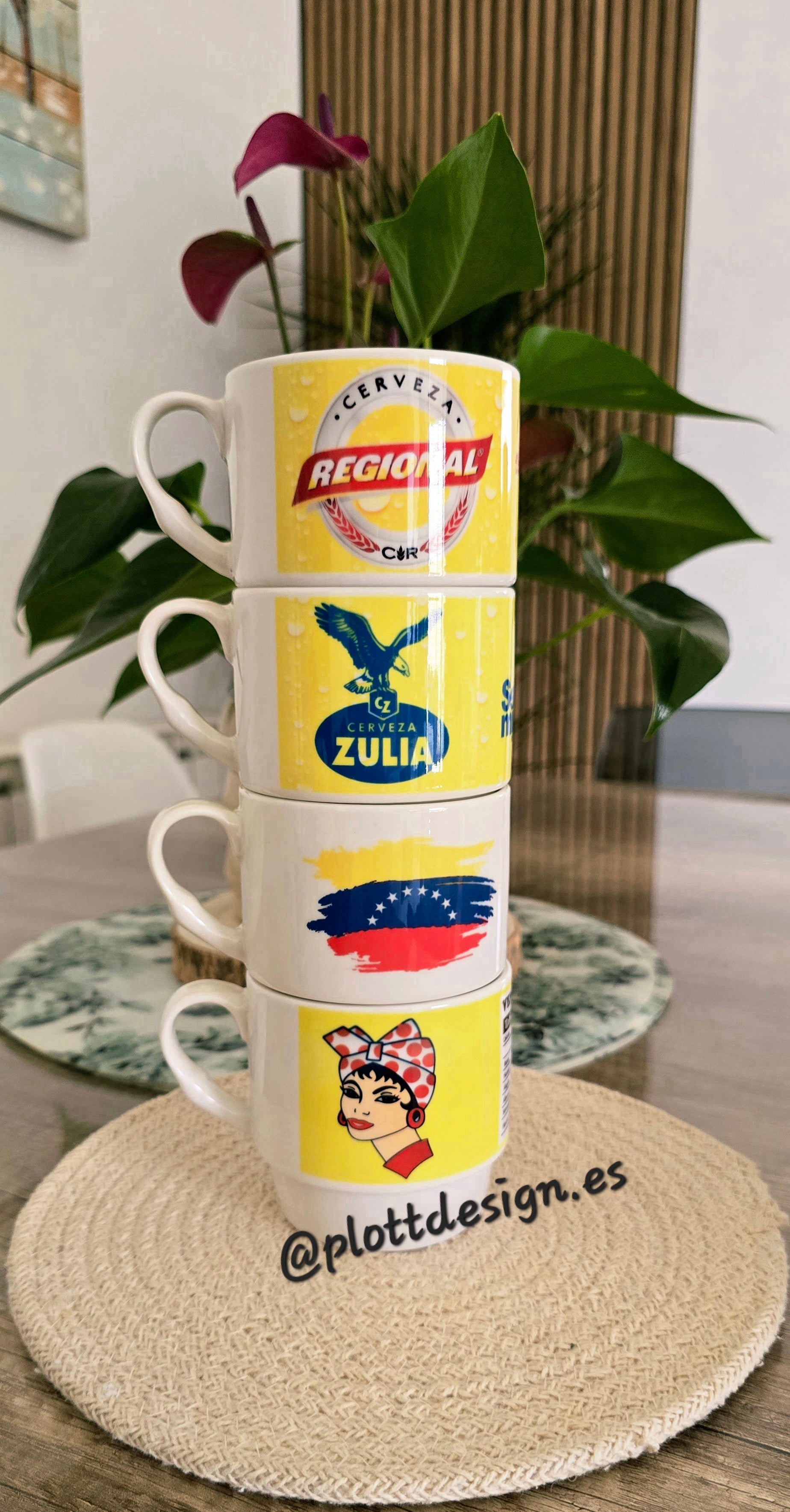 Juego de tazas amarillas de Venezuela